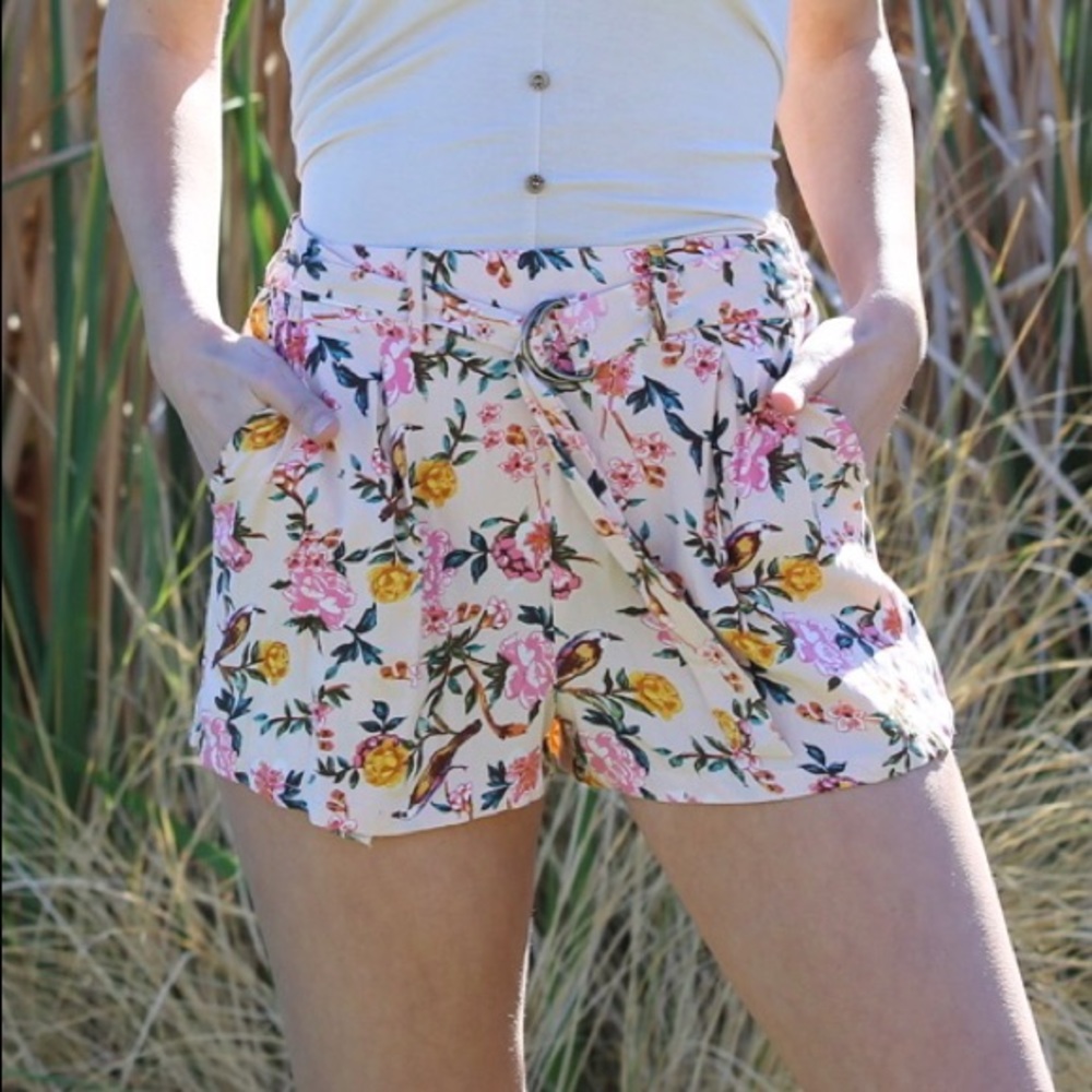 BELTED WITH PLEATS FLORAL SHORTS - Picture 3 of 7